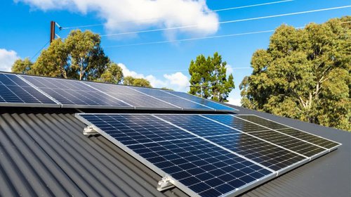 Expertos rechazan regulación municipal para paneles solares