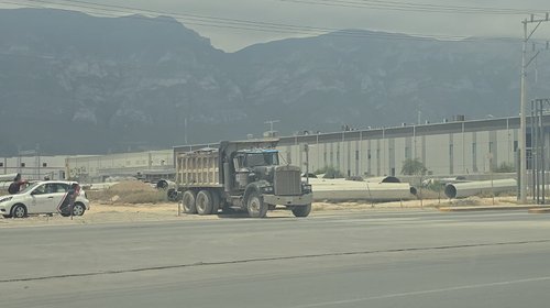Retienen camiones en Santa Catarina por descargas ilegales