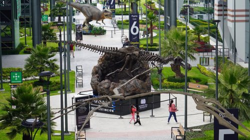 Reciben dinosaurios de Coahuila a viajeros en el AIFA