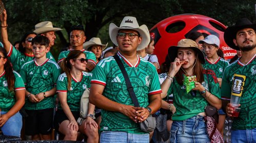 ¿Y si sí?: Regios llenan Fan Festival para apoyar a México