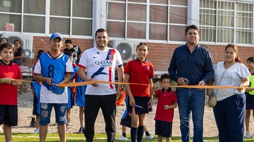 Miguel Sánchez inaugura cancha en primaria de Zuazua