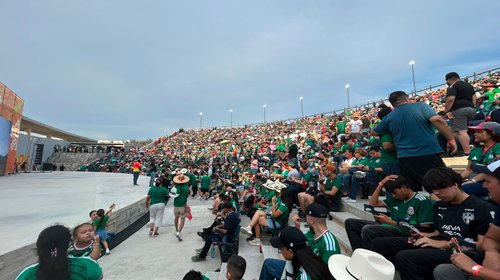 Disfrutan previa pese al retraso del partido México vs Inglaterra