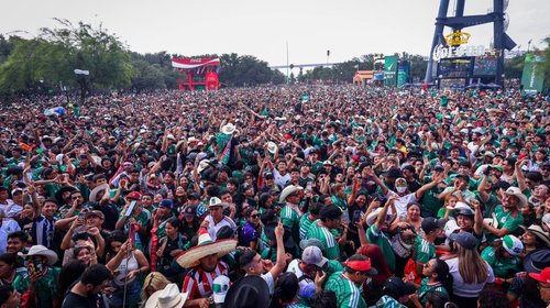 Regios pintan de verde la urbe regia en apoyo a México