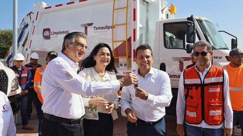 Entrega gobernador nuevo camión recolector a Lalo Gattás