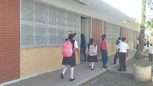 Denuncian fuertes cobros para ingresar a escuelas públicas