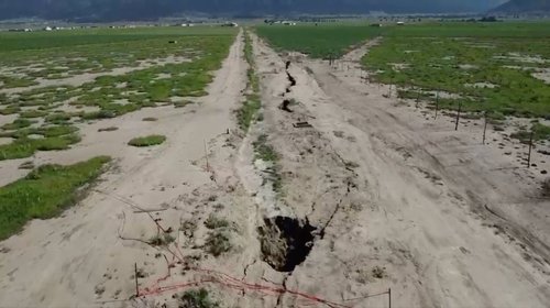 Enorme grieta parte en dos a ejido de Arteaga