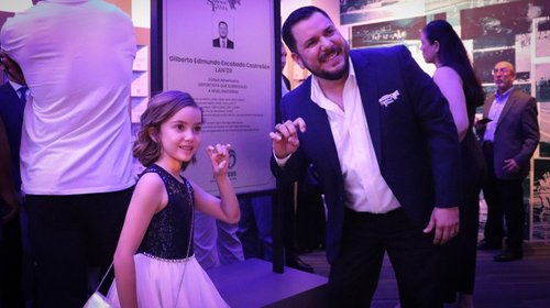 Gilberto Escobedo y su hija Eugenia, familia de quarterbacks