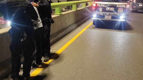 Policías auxilian a hombre en distribuidor vial de Saltillo