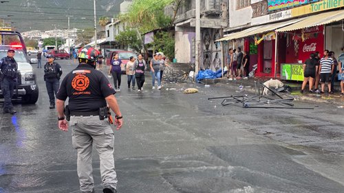 Arrastra corriente a tres personas; resultan ilesas 