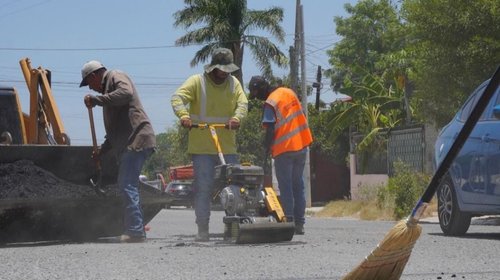 Continúan trabajos de bacheo en la colonia Miguel Alemán