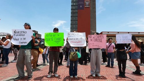 Estudiantes bloquean Insurgentes por nuevo examen de UNAM