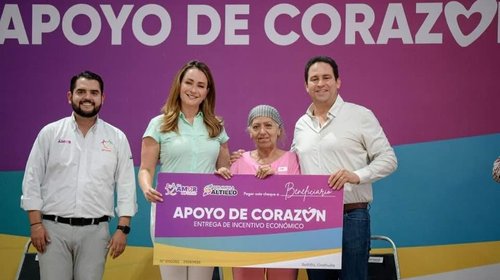 Personas de la tercera edad reciben apoyo económico