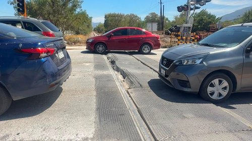 Obras inconclusas causan riesgos en cruce ferroviario