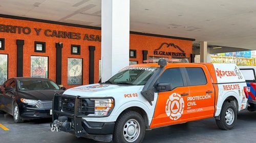 Evacúan a 150 personas tras incendio en restaurante de Monterrey