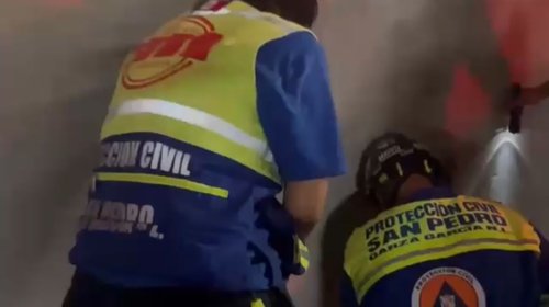 Rescatan a niña que cayó a hueco de edificio en San Pedro