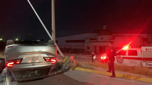 Conductor ebrio choca contra luminaria y vuelca en Ramos Arizpe