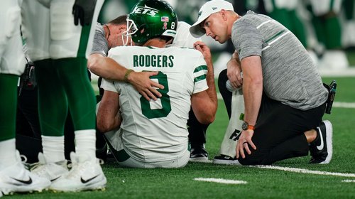 Aaron Rodgers sale lesionado en su debut con los Jets