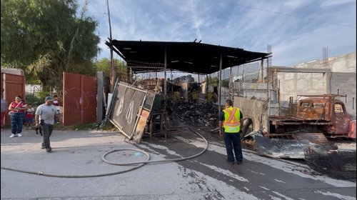 Vándalos provocan incendio en bodega reciclaje en Saltillo