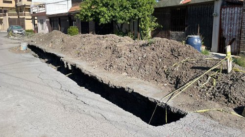 Abandona Agua y Drenaje socavón y zanjas en Monterrey