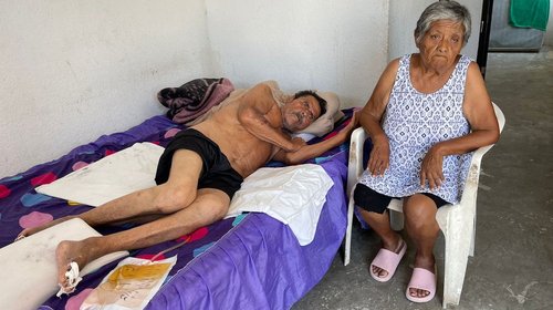 Abandona a abuelitos y se queda con doble pensión universal
