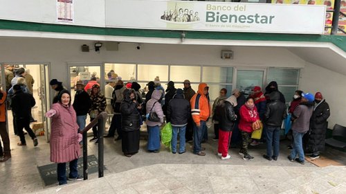 Abuelitos desafían el clima frío para cobrar pensión