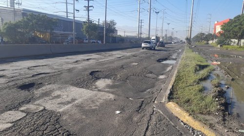 Abundan los baches y el deterioro en avenida López Mateos