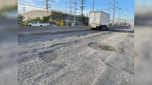 Abundan constantes baches en avenida López Mateos 