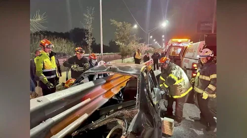 Conductor sobrevive tras atravesar tramo de barandal con su auto