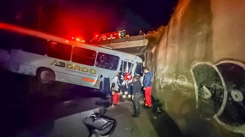 Vuelca camión en Irapuato; muere conductor y 10 resultan heridos