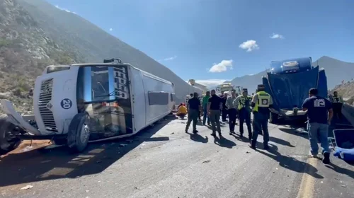 Tráiler queda sin frenos y embiste vehículos en Los Chorros