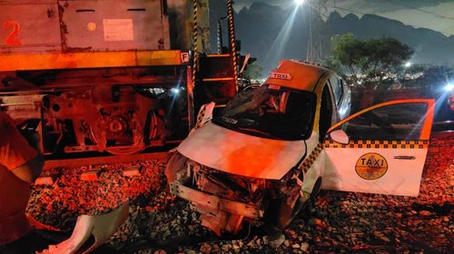 Accidente con tren; taxi intenta ganarle paso en Santa Catarina