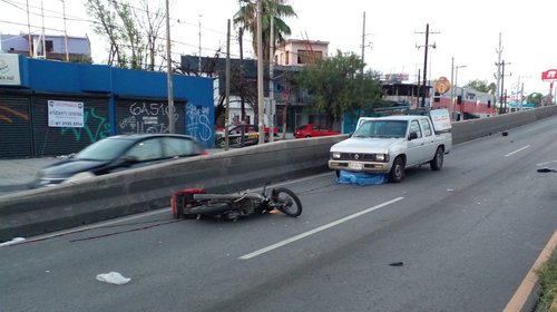Motociclista muere al perder el control y estrellarse