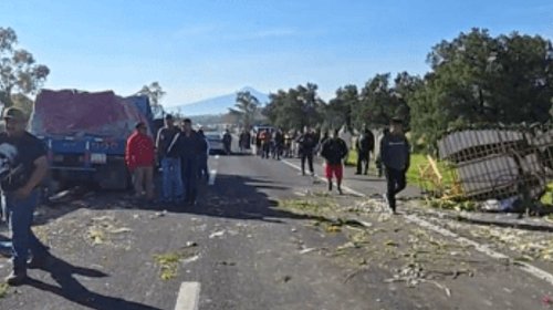 Peregrinos sobreviven a volcadura en carretera de Tlaxcala