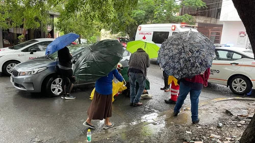 Provoca lluvia choques y encharcamientos en la urbe regia