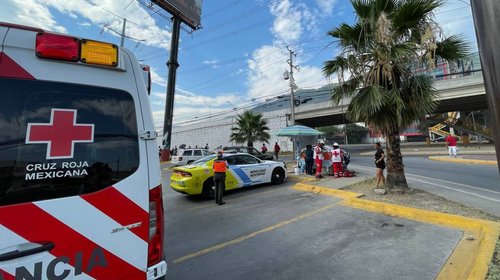 Acelera Ruta 203 y tira a pasajera en Monterrey