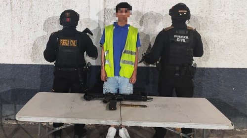 Elementos policiacos arrestan a adolescente armado en Monterrey