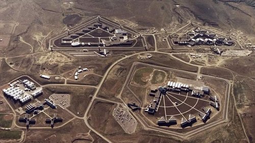 Ordena juez frenar envío de 20 reos a ADX Florence en EUA