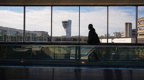 Aeropuertos de EUA recortarán vuelos por falta de personal