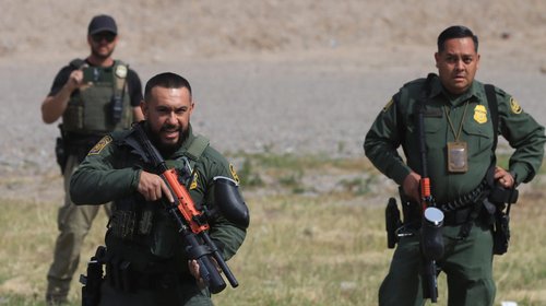 Ataques contra agentes desatan operativo en borde EUA-México