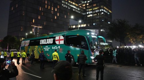 Aficionados tocan bocinas frente al hotel de Inglaterra en CDMX