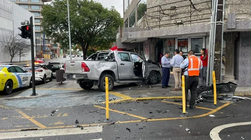 Agentes de la Fiscalía chocan contra auto de CFE en Monterrey