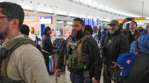Despliegan agentes del ICE operativos en aeropuertos de EUA