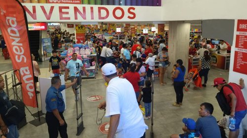 Incrementan aglomeraciones en compra de útiles escolares