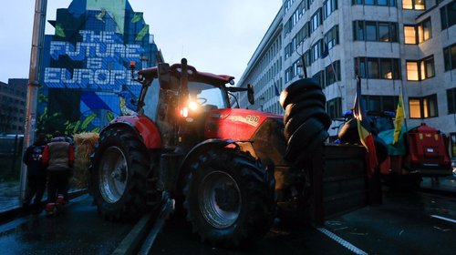 Agricultores chocan con la policía junto a la sede de la UE