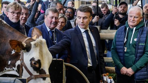 Agricultores franceses abuchean a Macron en París