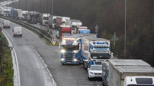 Agudiza crisis en la frontera; paran casi 20,000 camiones
