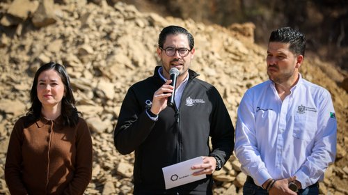 Colocan primera piedra del Centro DIF Los Cavazos en Santiago