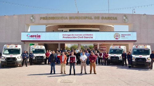 Entrega alcalde cuatro nuevas ambulancias en García