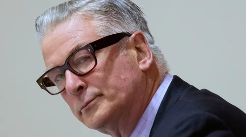Alec Baldwin demanda tras desestimarse caso de tiroteo en set