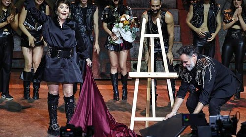 Alejandra Guzmán rompe placa conmemorativa de la obra 'Malinche'